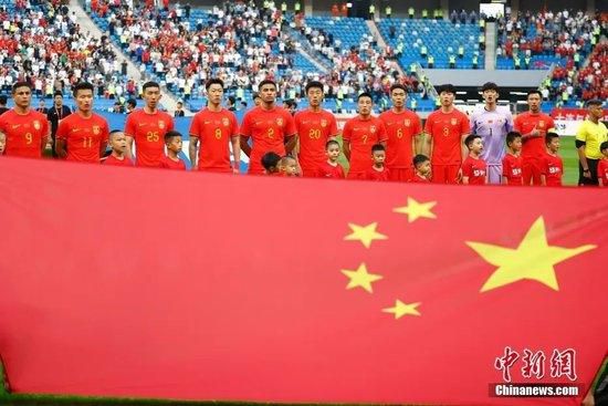 叶洪洋自知理亏，连忙点头说道：家主说的是......我们一定好好把握......说完，他又有些没底的说道：家主，只是我能力有限，若是将来什么事情做得不到位，或者不合您的心意，您可千万别怪罪......此时的叶洪洋已经想的很清楚，如果能让自己留在叶家，倒也是个好事，因为儿子叶涛虽然处事经验不足，但对生意的把控以及经营能力，确实远在自己之上。
